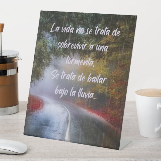 La vida no se trata de sobrevivir a una tormenta, sockelschild (In Situ)