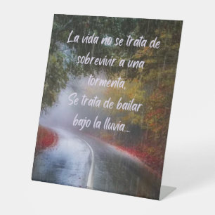 La vida no se trata de sobrevivir a una tormenta, sockelschild