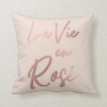 La Vie en Rose Französisch Zitat Rose Gold Pink Kissen<br><div class="desc">Dieses elegante und schicke Typografie-Design ist perfekt für die trendige und stilvolle Frau. Es enthält ein Imitat, das auf Goldfolie gedruckt wurde, französisches Zitat, "La vie en Rose", was "Leben in Rosa" bedeutet. Es ist ein niedliches, mädchenhaftes und stilvolles Design. ***WICHTIGE HINWEIS FÜR DESIGN: Für individuelle Designanfragen, wie z.B. passende...</div>