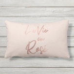 La Vie en Rose Französisch Zitat Rose Gold Pink Kissen Für Draußen<br><div class="desc">Dieses elegante und schicke Typografie-Design ist perfekt für die trendige und stilvolle Frau. Es enthält ein Imitat, das auf Goldfolie gedruckt wurde, französisches Zitat, "La vie en Rose", was "Leben in Rosa" bedeutet. Es ist ein niedliches, mädchenhaftes und stilvolles Design. ***WICHTIGE HINWEIS FÜR DESIGN: Für individuelle Designanfragen, wie z.B. passende...</div>