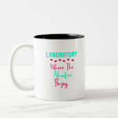 Labor, in dem das Abenteuer Spaß-LabradorTech Zweifarbige Tasse (Links)