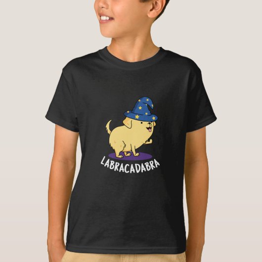 Labra-cadabra Funny Labrador Dog Pun Dark BG T-Shirt (Vorderseite)