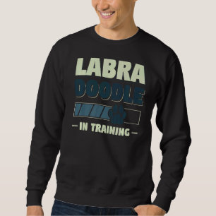 Labradoodle beim Training von Hunden Sweatshirt