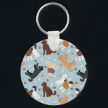 Labradoodle/Goldendoodle Knochen und Paare Schlüsselanhänger<br><div class="desc">Niedliche Labradoodle / Goldendoodle Hunde sitzen und stehen und rollen mit Creme,  Aprikose,  Schokolade,  Schwarz- und Parti-Mäntel mit verstreuten Hundeknochen und Pappprints Muster.</div>