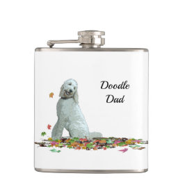 Labradoodle Hund in Blätter Flasche trinken Flachmann