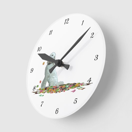 Labradoodle Hund in Blätter Wall Clock Runde Wanduhr (Winkel)