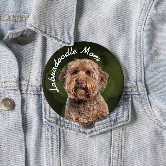 Labradoodle-Mama mit grünem Hintergrund Button (Beispiel)