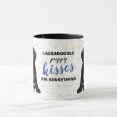 Labradoodle Puppy Kisses Alles reparieren Tasse (Zentrum)
