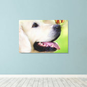 Labrador And Butterfly Throw Pillow Leinwanddruck (Insitu (Holzboden))