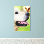 Labrador And Butterfly Throw Pillow Leinwanddruck (Insitu (Holzboden))