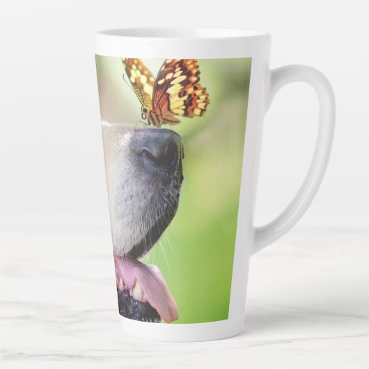 Labrador And Butterfly Throw Pillow Milchtasse (Rechts)