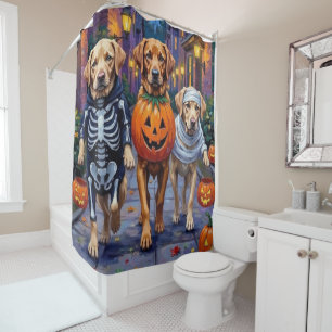Labrador beim Süßigkeitenbetteln in Halloween-Kost Duschvorhang