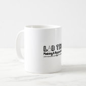 Labrador des Labortechnikers, der das technisch ma Kaffeetasse (Vorderseite Links)