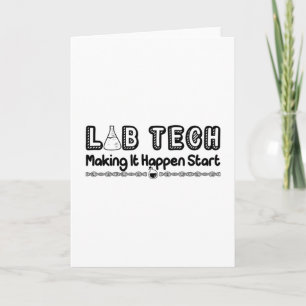 Labrador des Labortechnikers, der das technisch ma Karte