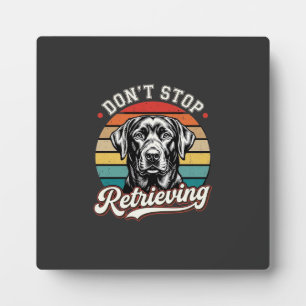 Labrador hört nicht auf, Retro-Hund zu holen Fotoplatte