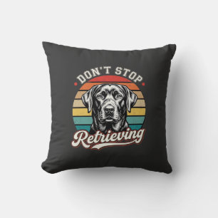 Labrador hört nicht auf, Retro-Hund zu holen Kissen