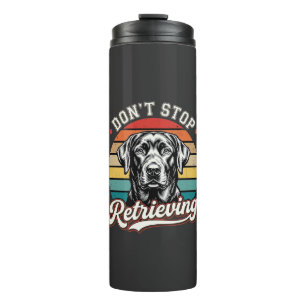 Labrador hört nicht auf, Retro-Hund zu holen Thermosbecher
