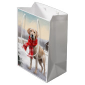 Labrador Hund im Schnee Weihnachten Mittlere Geschenktüte (Rückseite Schrägansicht)