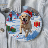 Labrador Hund läuft im Schnee mit Weihnachtshut Button (Beispiel)