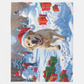 Labrador Hund läuft im Schnee mit Weihnachtshut Fleecedecke (Vorderseite)