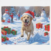 Labrador Hund läuft im Schnee mit Weihnachtshut Fleecedecke (Vorderseite (Horizontal))