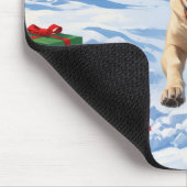 Labrador Hund läuft im Schnee mit Weihnachtshut Mousepad (Ecke)