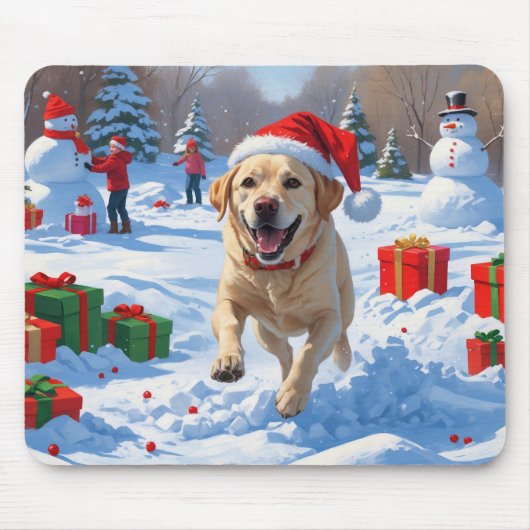 Labrador Hund läuft im Schnee mit Weihnachtshut Mousepad (Vorne)