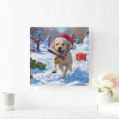 Labrador Hund läuft im Schnee mit Weihnachtshut Quadratische Wanduhr (Zuhause)