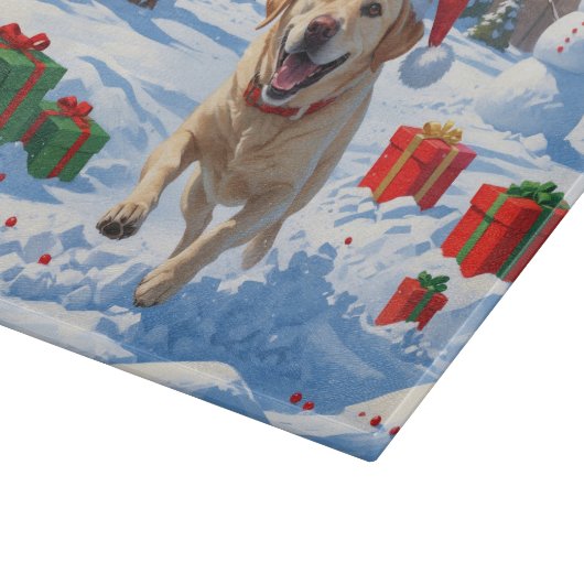 Labrador Hund läuft im Schnee mit Weihnachtshut Schneidebrett (Ecke)