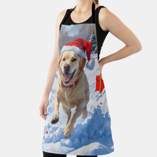 Labrador Hund läuft im Schnee mit Weihnachtshut Schürze (InSitu)