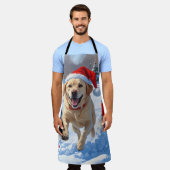 Labrador Hund läuft im Schnee mit Weihnachtshut Schürze (Getragen)