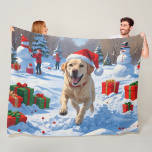Labrador-Hund läuft im Schnee mit Weihnachtsmütze Fleecedecke