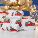 Labrador Hunde in Red Christmas Truck Wrapping Pap Geschenkpapier<br><div class="desc">Labrador Retriever Hunde in einem Retro-Lieferwagen-LKW mit grünem Weihnachtsbaum auf rustikal weiß getünchten Holz. Snowflake Overlay</div>