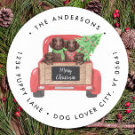 Labrador Hunde Red Christmas Truck Rücksendeadress Runder Aufkleber<br><div class="desc">Schenken Sie Weihnachten Grüße in dieser Urlaubssaison mit diesen Schokoladenlabrador Retriever Hunden in einem Aquarelldesign. Die Rücksendeadressen-Aufkleber dieses Schokoladenlabradors sind mit vier Labrador-Jungtieren in einem Aquarell-Truck mit Urlaubshäuschen ausgestattet. Personalisieren mit Familiennamen und Adresse. Dieses Schokoladenlabrador wird bei Schokoladenliebhabern, Hundeliebhabern und Tierliebhabern beliebt sein. Besuchen Sie unsere Kollektion für passende Weihnachtskarten,...</div>