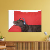 Labrador mit Kopfhörer auf dem Sofa Leinwanddruck (Insitu (Wohnzimmer))