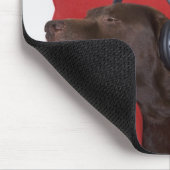 Labrador mit Kopfhörer auf dem Sofa Mousepad (Ecke)
