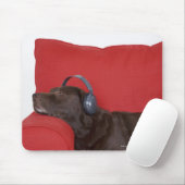 Labrador mit Kopfhörer auf dem Sofa Mousepad (Mit Mouse)