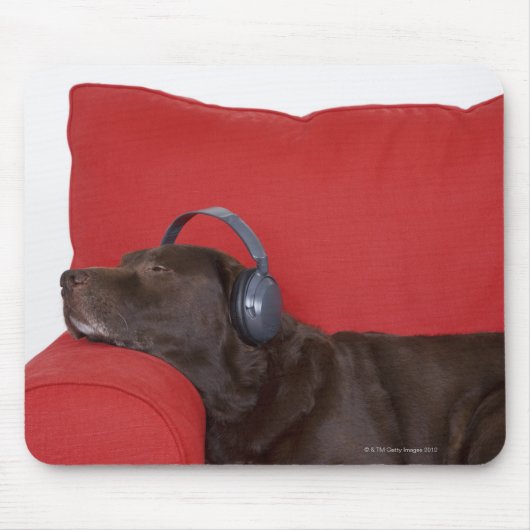 Labrador mit Kopfhörer auf dem Sofa Mousepad (Vorne)