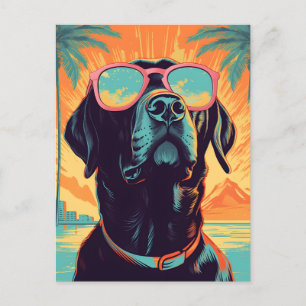 Labrador mit Sonnenbrille am Strand Postkarte