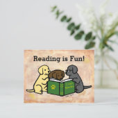 Labrador Puppies Lesen von Cartoon Postkarte (Stehend Vorderseite)