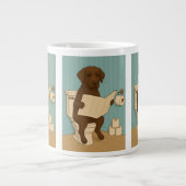 Labrador Reading Newspaper on Toilet Jumbo-Tasse (Vorderseite)