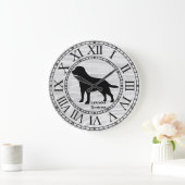 Labrador Retriever auf gereinigtem Holz Große Wanduhr (Zuhause)