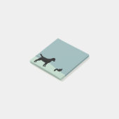 Labrador retriever auf Leine-musterndem Post-it Klebezettel (angewinkelt)