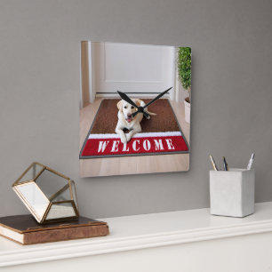 Labrador Retriever auf Welcome Mat Quadratische Wanduhr