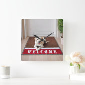 Labrador Retriever auf Welcome Mat Quadratische Wanduhr (Zuhause)