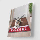 Labrador Retriever auf Welcome Mat Quadratische Wanduhr (Winkel)