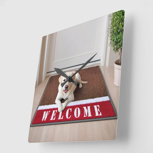 Labrador Retriever auf Welcome Mat Quadratische Wanduhr (Winkel)