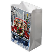 Labrador Retriever Christmas Red Truck Holiday Mittlere Geschenktüte (Rückseite Schrägansicht)