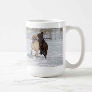 Labrador-Retriever, die im Schnee spielen Kaffeetasse