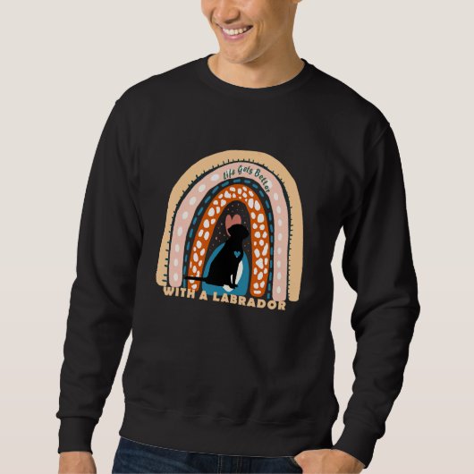 Labrador Retriever Hund mit gemustertem Regenbogen Sweatshirt (Vorderseite)